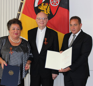 Brigitte Hauser, Gerd Hauser, SGD Süd-Präsident Hannes Kopf bei der Verleihung