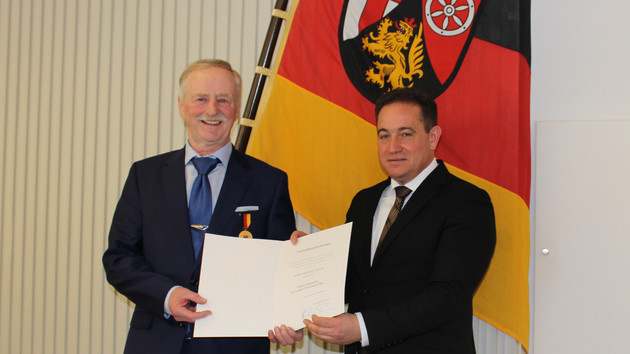 SGD Süd-Präsident Hannes Kopf überreicht Verdienstmedaille des Landes an Gerhard Löffler aus Harthausen SGD Süd-Präsident Hannes Kopf überreicht Verdienstmedaille des Landes an Gerhard Löffler aus Harthausen