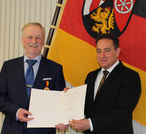 Gerhard Löffler und Präsident Kopf bei der Übergabe der Verdienstmedaille