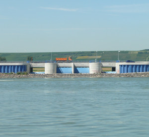 Hochwasserrückkhalte-Bauwerk Bodenheim / Laubenheim vom Rhein aus gesehen