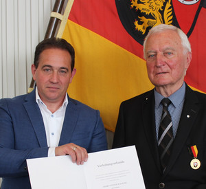 SGD Süd-Präsident Hannes Kopf und Günter Walburg bei der Urkundenübergabe