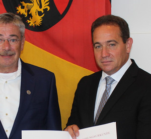 Dieter Zimmermann und Hannes Kopf bei der Ehrung mit Urkunde