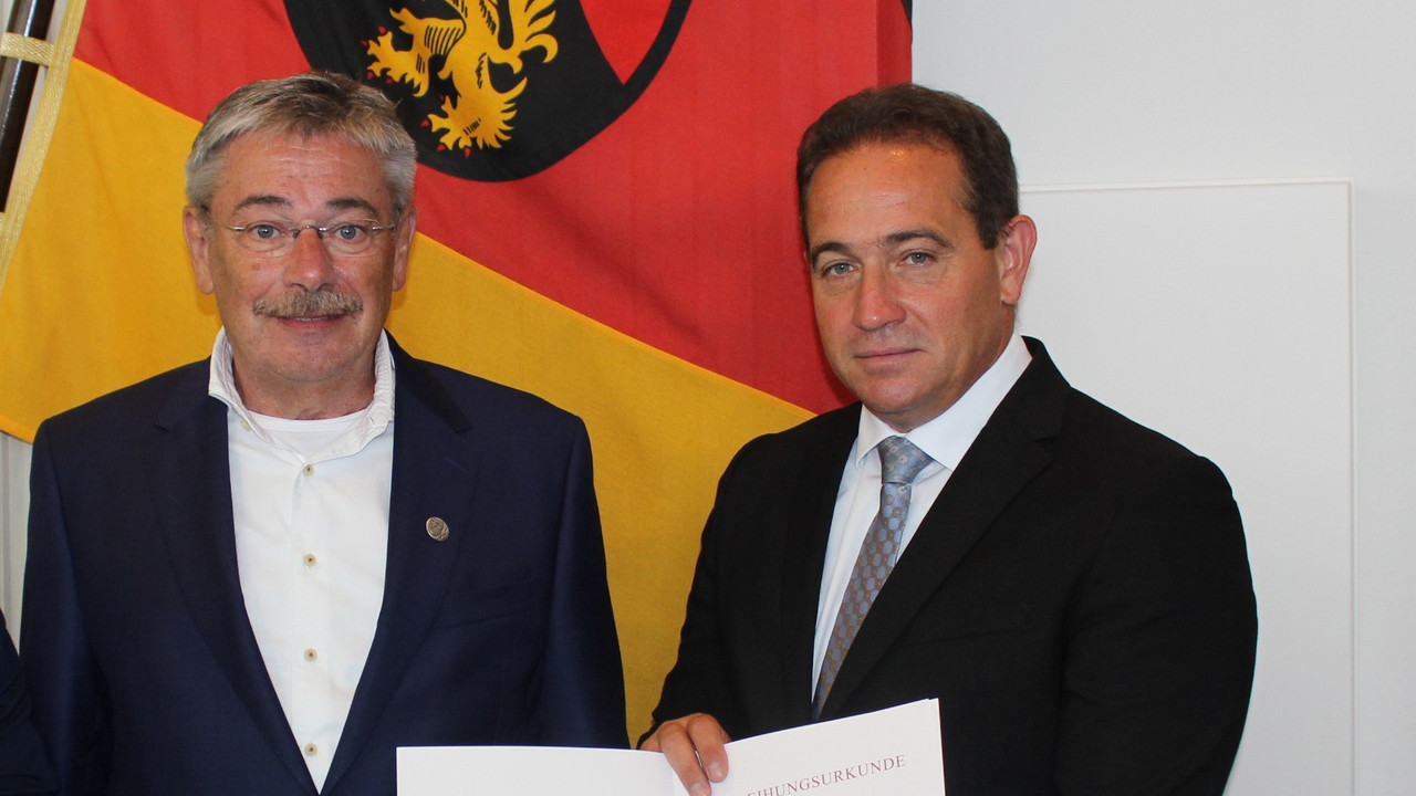 Dieter Zimmermann und Hannes Kopf bei der Ehrung mit Urkunde