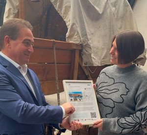 Die Nachbildung eines Conestogawagens ist eines von vielen anschaulichen Exponaten im Auswanderermuseum Oberalben. SGD Süd-Präsident Hannes Kopf überreichte der Fördervereins Vorsitzenden Sabrina Werner den KuLaDig-Beitrag.