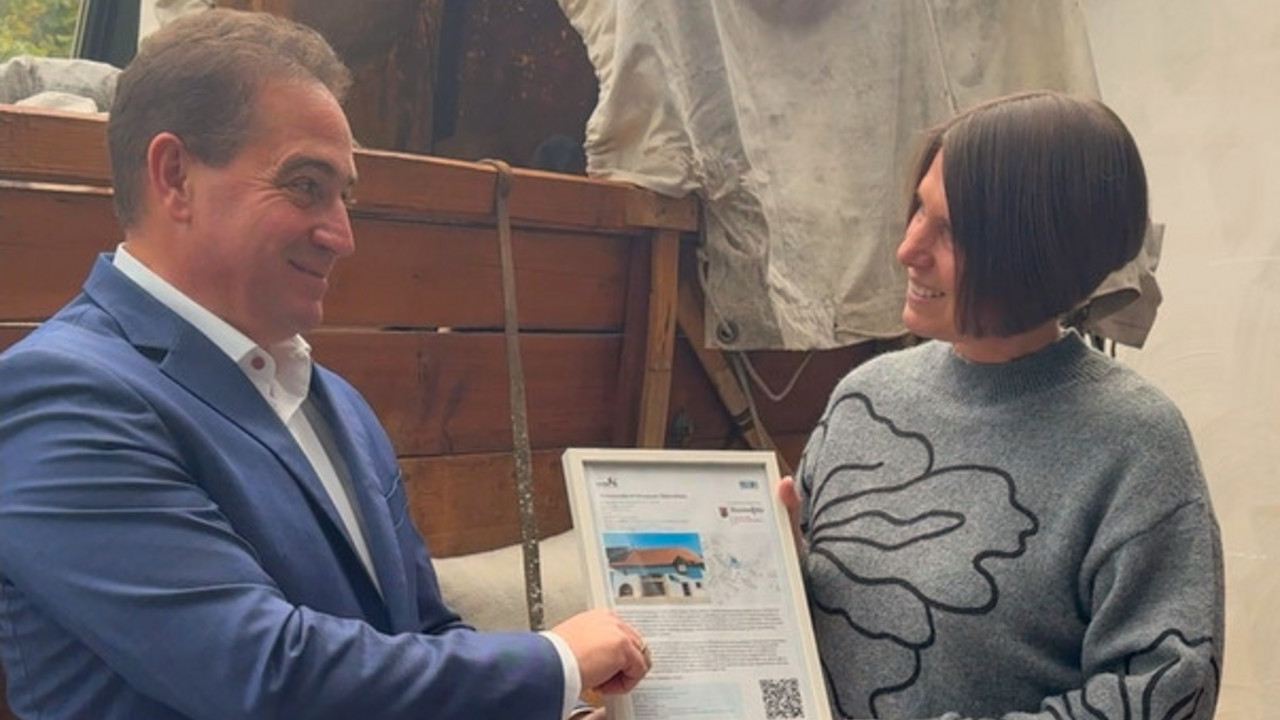 Die Nachbildung eines Conestogawagens ist eines von vielen anschaulichen Exponaten im Auswanderermuseum Oberalben. SGD Süd-Präsident Hannes Kopf überreichte der Fördervereins Vorsitzenden Sabrina Werner den KuLaDig-Beitrag.