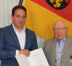 SGD Süd-Präsident Hannes Kopf und Erich Fix bei der Urkundenverleihung