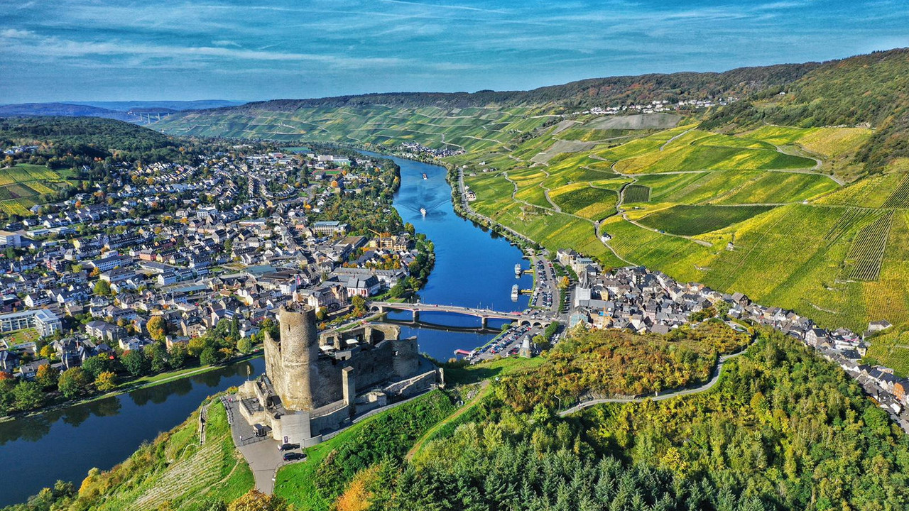 Luftansicht auf die Burg Landshut in Bernkastel-Kues