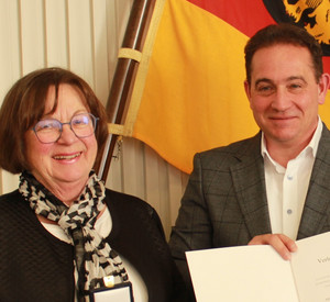 Bärbel Buschbacher und SGD Süd-Präsident Hannes Kopf bei der Verleihung