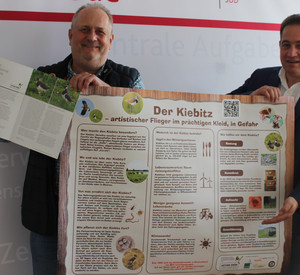 Landaus Zoodirektor Heckel übergibt ein Informationsposter zum Kiebitzschutz an SGD Süd-Präsidenten Kopf 