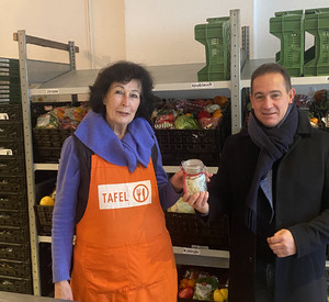 Eva Buchenberger und Prof. Dr. Hannes Kopf bei der Spendenübergabe