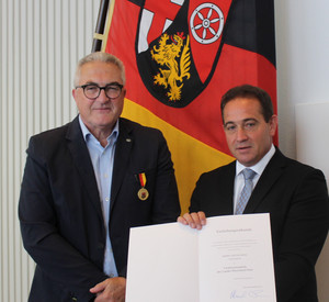 Dieter Heim und Hannes Kopf mit der Urkunde
