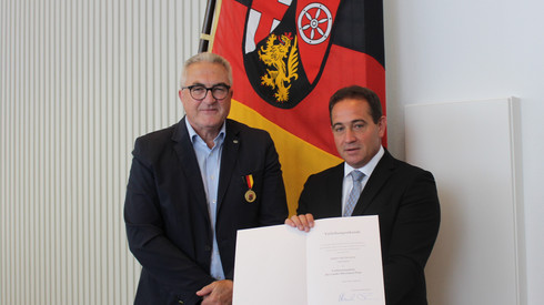 SGD Süd-Präsident Hannes Kopf überreicht Verdienstmedaille des Landes Rheinland-Pfalz an Dieter Heim aus Germersheim