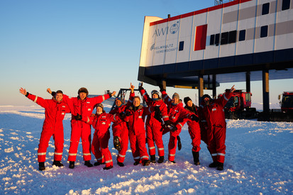 XXL-Weinkiste des SGD Süd-Präsidenten bei stürmischer See entladen XXL-Weinkiste des SGD Süd-Präsidenten bei stürmischer See entladen