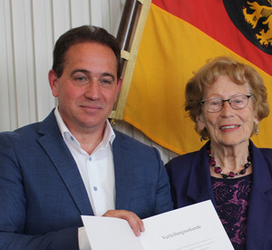 SGD Süd-Präsident Hannes Kopf und Gisela Singer bei der Urkundenverleihung