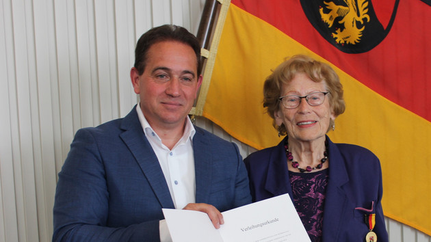 SGD Süd-Präsident Hannes Kopf überreicht die Verdienstmedaille des Landes an Gisela Singer aus Böhl-Iggelheim