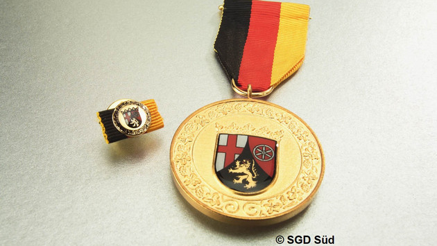 SGD Süd-Präsident Hannes Kopf überreicht Verdienstmedaille des Landes Rheinland-Pfalz an Wolfgang Stampp aus Mainz-Laubenheim