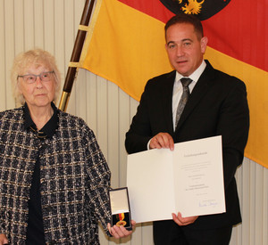 Agathe Klug und Prof. Dr. Hannes Kopf bei der Verleihung