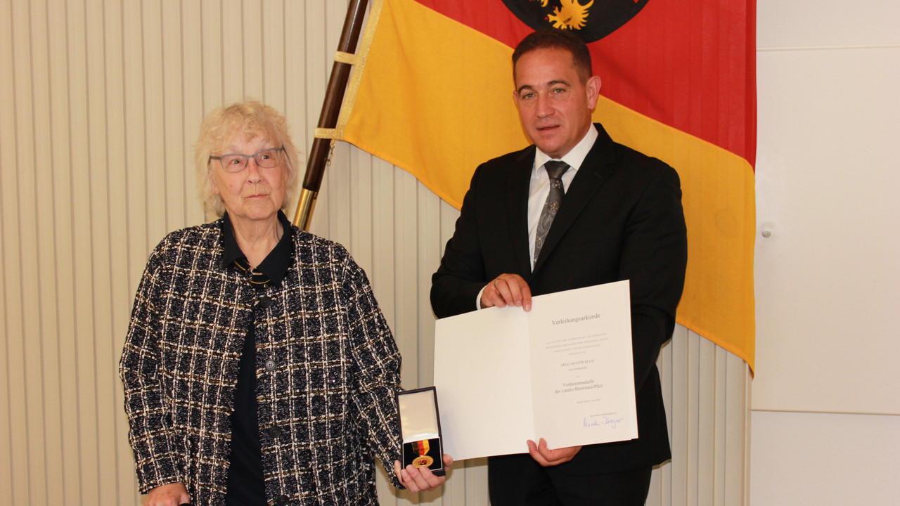 Agathe Klug und Prof. Dr. Hannes Kopf bei der Verleihung