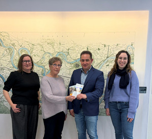 Museumsleiterin Dr. Regina Heilmann und Ute Schöffel vom Förderverein, haben Prof. Dr. Hannes Kopf das Karl-Otto-Braun-Museum gezeigt und Lena Simon, wissenschaftliche Volontärin am Stadtmuseum, hat durch die Ausstellung „Der Rhein: Vom Uferidyll zur Hochwasserkatastrophe“ geführt.