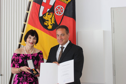 SGD Süd-Präsident Hannes Kopf überreicht Verdienstmedaille des Landes Rheinland-Pfalz an Marion Walther aus Frankenthal