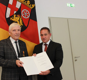 Clausfriedrich Hassemer und SGD Süd-Präsident Hannes Kopf während der Verleihung