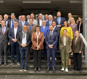 Gruppenbild der Sitzungsteilnehmer vor dem Veranstaltungsgebäude