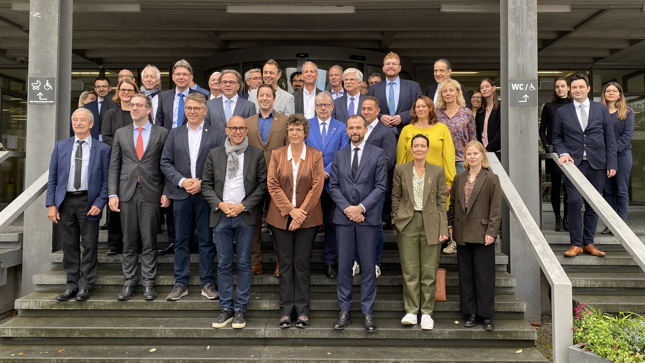 Gruppenbild der Sitzungsteilnehmer vor dem Veranstaltungsgebäude