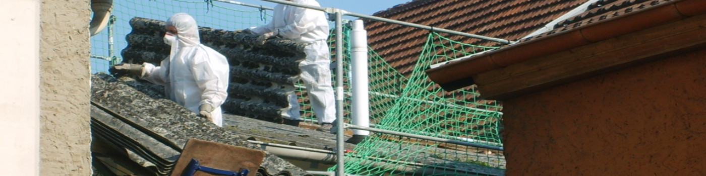 Dacharbeiten an Asbestplatten