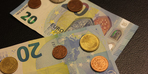 Euro-Scheine und Münzen auf einem Tisch